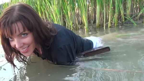 Линда Купание В Грязной Воде