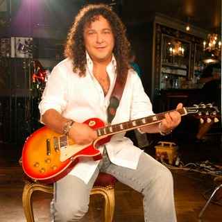 Игорь Саруханов Парень с гитарой