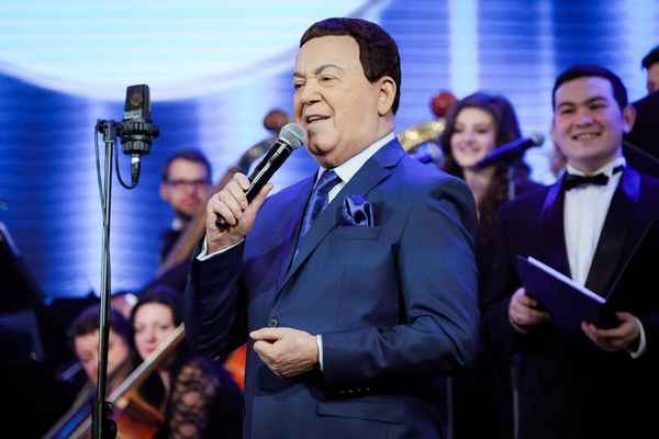 Иосиф Кобзон Проходит улица